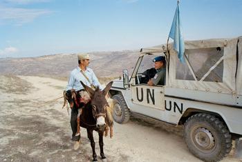 جنوبی لبنان میں بلیو لائن کے قریب گشت کرتے ہوئے اقوام متحدہ کے امن مشن یونیفیل کا اہلکار ایک مقامی شخص سے بات کر رہا ہے (فائل فوٹو)۔