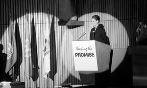 Audrey Hepburn assiste à une réunion au siège de l'ONU en 1991 sur la vaccination universelle des enfants.