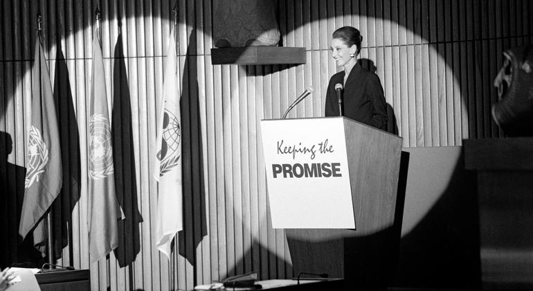 ऑड्री हेपबर्न, 1991 में सार्वभौमिक बाल टीकाकरण पर संयुक्त राष्ट्र मुख्यालय में एक बैठक में भाग लेते हुए.