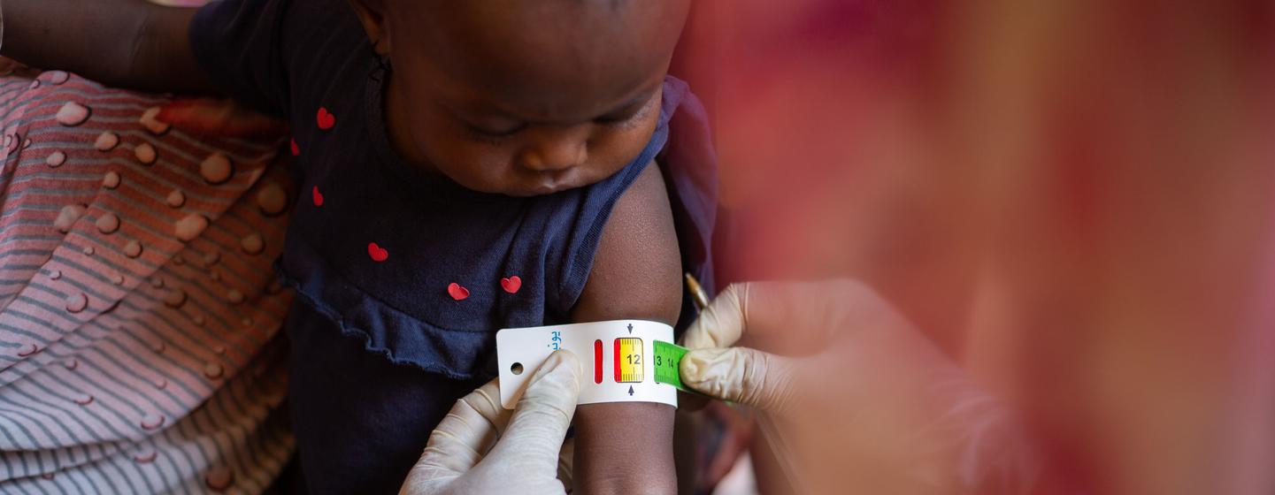 Un enfant est soumis à un dépistage de la malnutrition dans l'État de Gezira au Soudan.