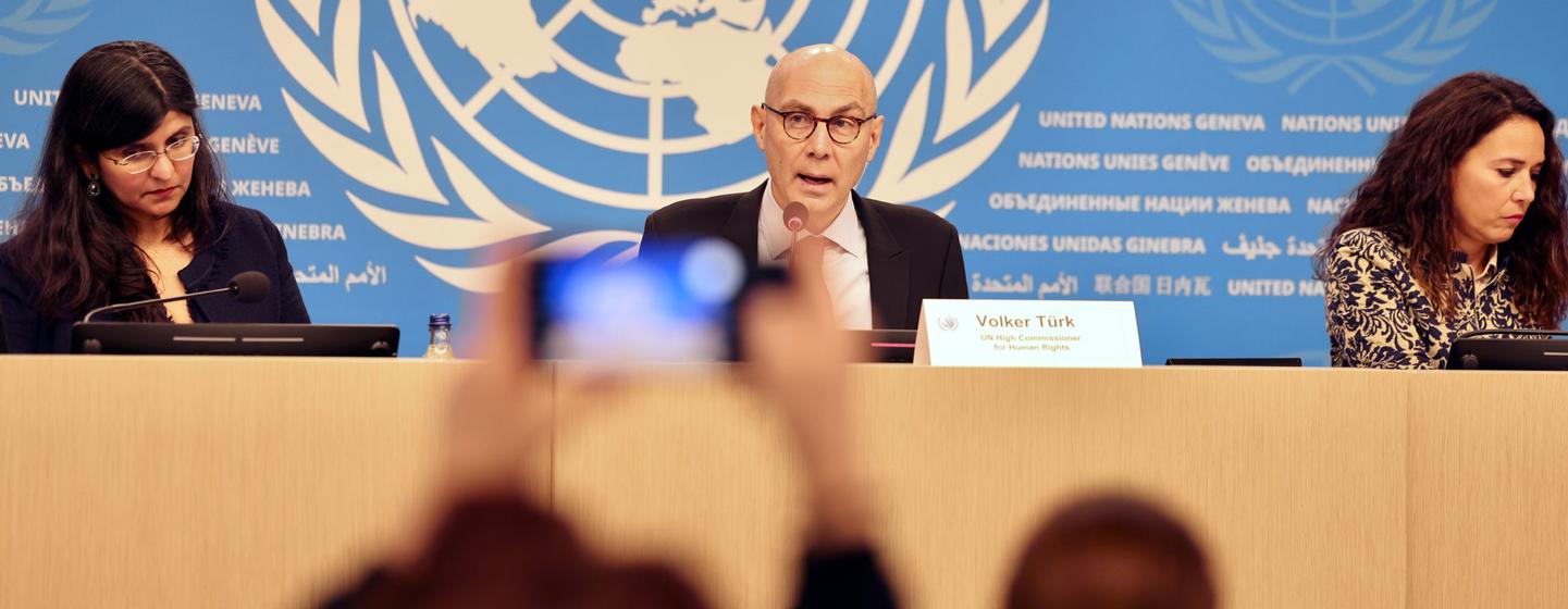 Le Haut-Commissaire des Nations Unies aux droits de l'homme, Volker Türk, informe les journalistes lors d'une conférence de presse à l'occasion de la Journée des droits de l'homme.