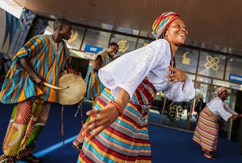 Des musiciens et des danseurs se produisent lors de la réunion ministérielle sur le maintien de la paix des Nations Unies 2023 au Ghana. Des musiciens et des danseurs se produisent lors de la réunion ministérielle sur le maintien de la paix des Nations Unies 2023 au Ghana.