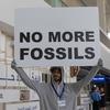 Un hombre protesta contra los combustibles fósiles en una reunión internacional sobre el clima en Dubái en 2023.