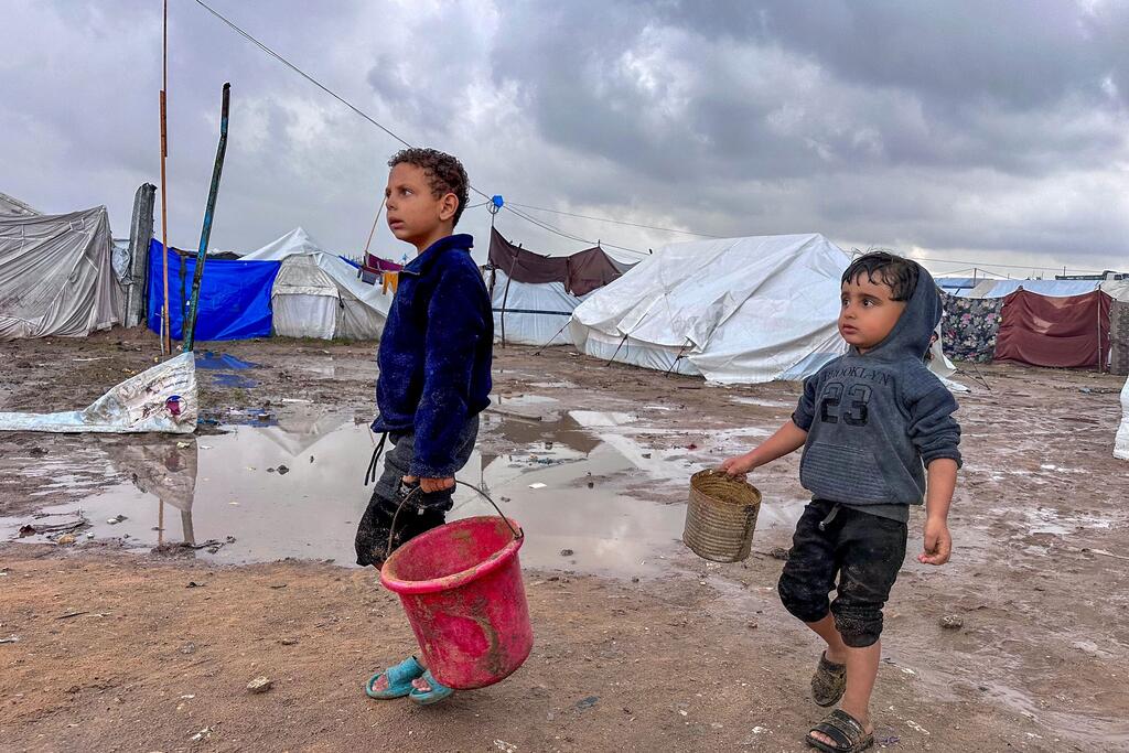 孩子们在加沙战争中失去了家园,