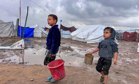 孩子们在加沙战争中失去了家园,