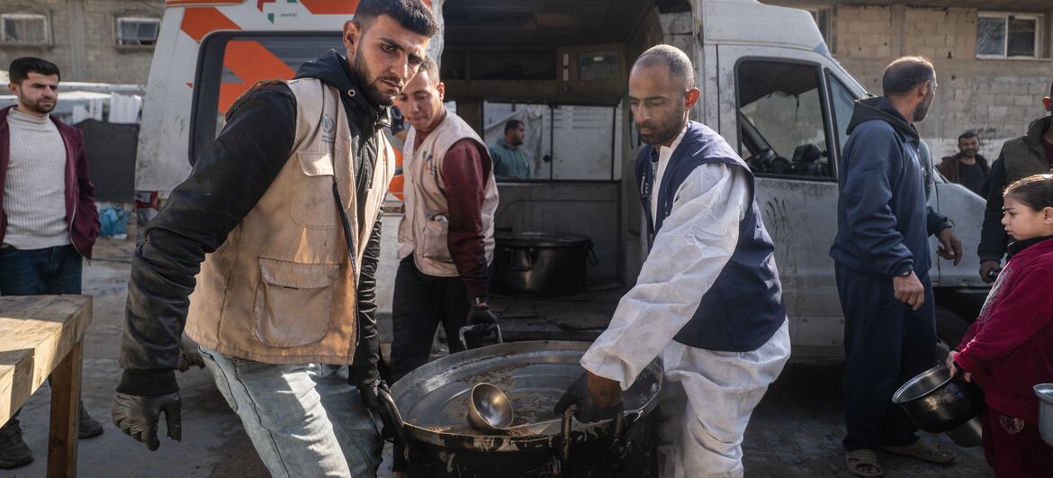 ڈبلیو ایف پی کی حمایت یافتہ گرم کھانے کے باورچی خانے کے کارکن غزہ کے خان یونس میں کھانا تقسیم کرتے ہیں۔ باورچی خانے نے جنگ سے متاثرہ خاندانوں کے لئے روزانہ 11،000 سے زیادہ کھانے تیار کیے ، برادری کی خدمت جاری رکھی۔ جنوری 2026 تک ، ڈبلیو ایف پی کی حمایت یافتہ شراکت دار غزہ میں روزانہ 400،000 سے زیادہ کھانے پکاتے اور تقسیم کرتے ہیں۔