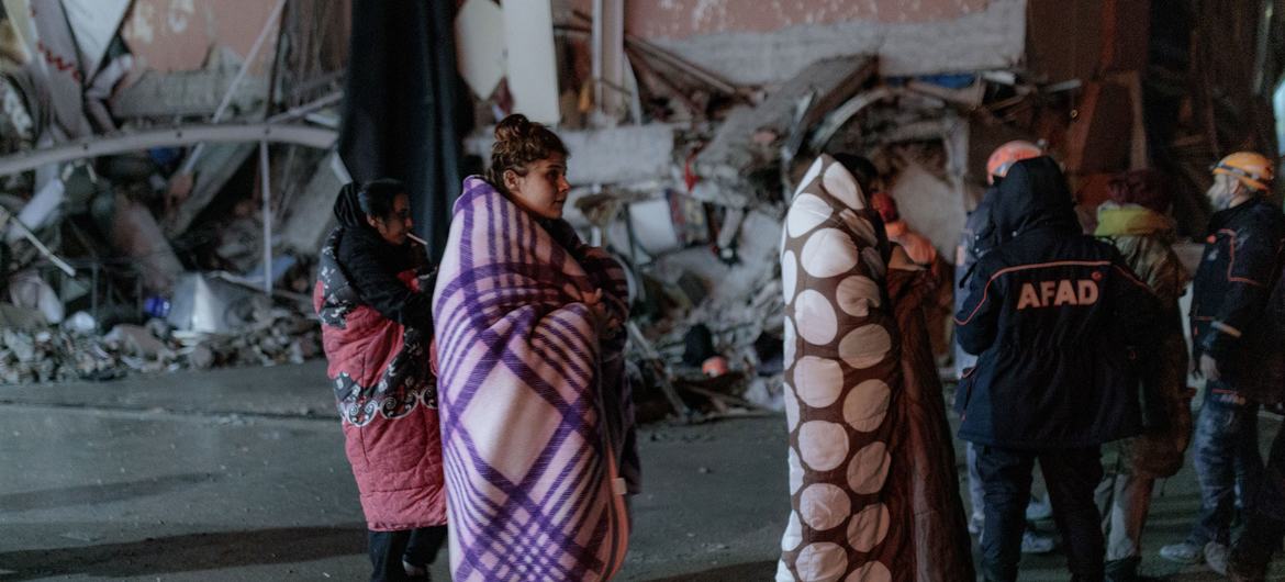 Des milliers d'enfants et de familles sont en danger après deux tremblements de terre dévastateurs qui ont frappé le sud-est de la Türkiye et la Syrie le 6 février 2023.
