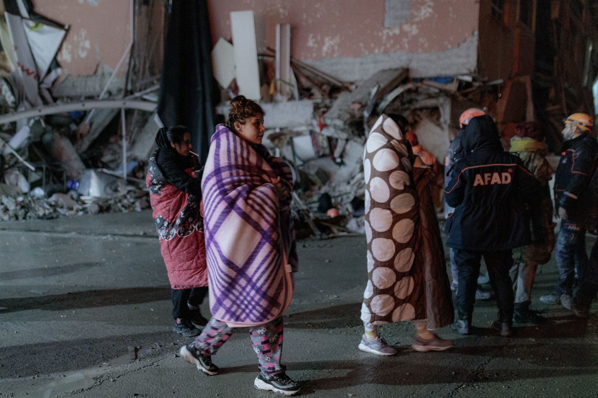 آلاف الأطفال والأسر معرضون للخطر بعد زلزالين مدمرين ضربا جنوب شرق تركيا وسوريا في 6 فبراير 2023.