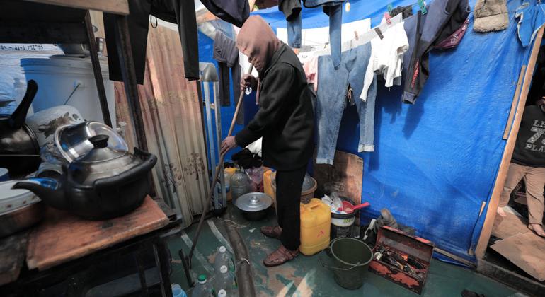 Un homme nettoie sa tente à Rafah, dans le sud de Gaza, après de fortes pluies.