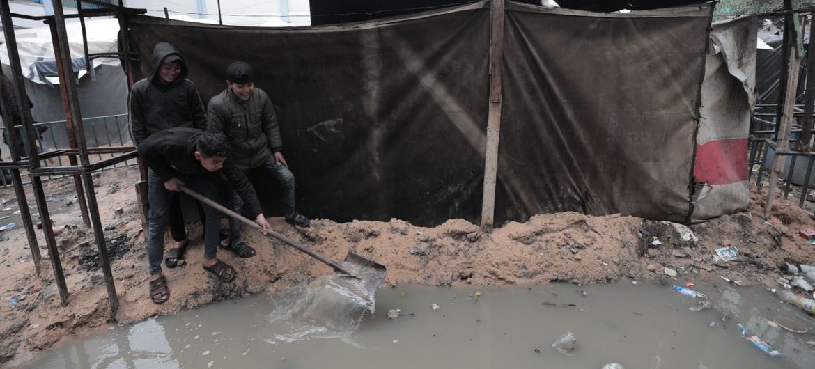 Tendas de pessoas deslocadas em Rafah, sul de Gaza