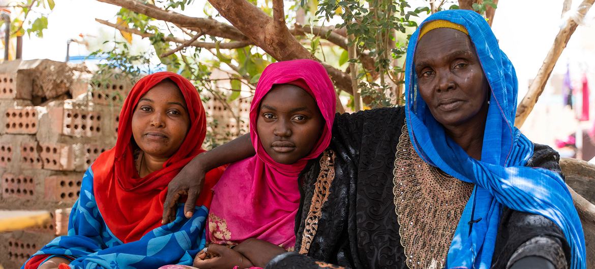أم نازحة مع بناتها في أحد مخيمات النزوح في دارفور