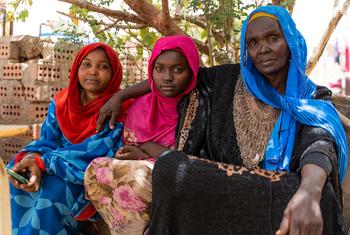 Des femmes dans un camp de déplacés au Soudan