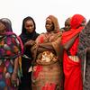 Женщины в ожидании гуманитарной помощи в Судане.