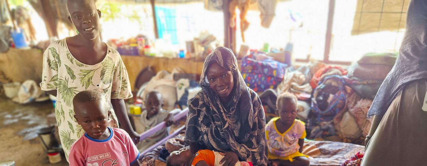 Une famille touchée par le conflit s'est installée sur un site pour personnes déplacées à Aj Jazirah, au Soudan.