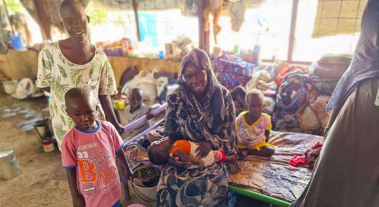 Une famille touchée par le conflit s'est installée sur un site pour personnes déplacées à Aj Jazirah, au Soudan.