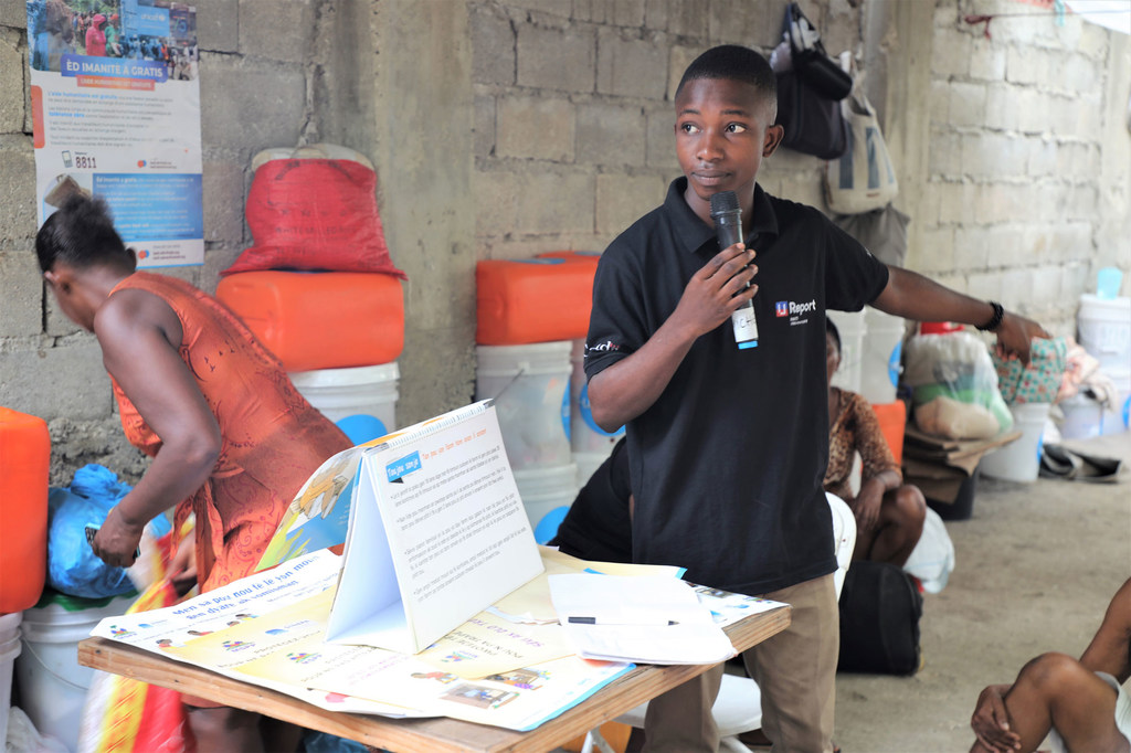 Un U-reporter fait une présentation sur les bonnes pratiques d'hygiène et la prévention du choléra.