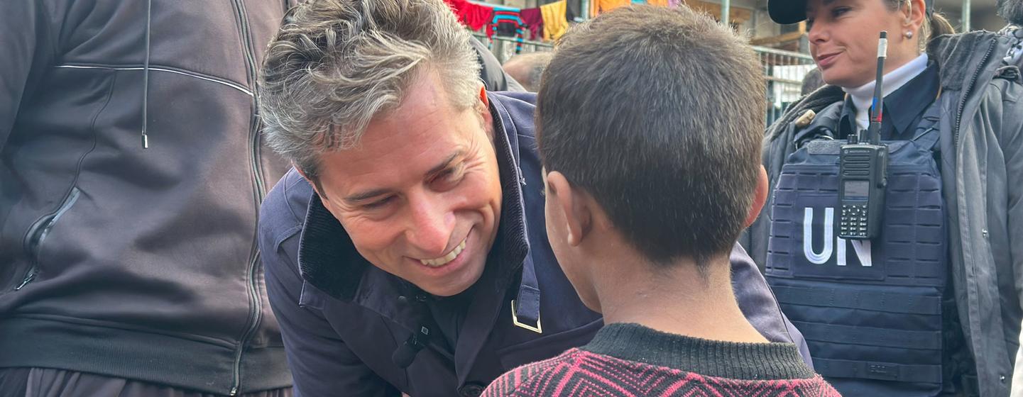 امددای امور کے لیے اقوام متحدہ ادارے اوچا کے سربراہ ٹام فلیچر دورہ غزہ کے دوران ایک فلسطینی بچے کے ساتھ بات چیت کر رہے ہیں۔