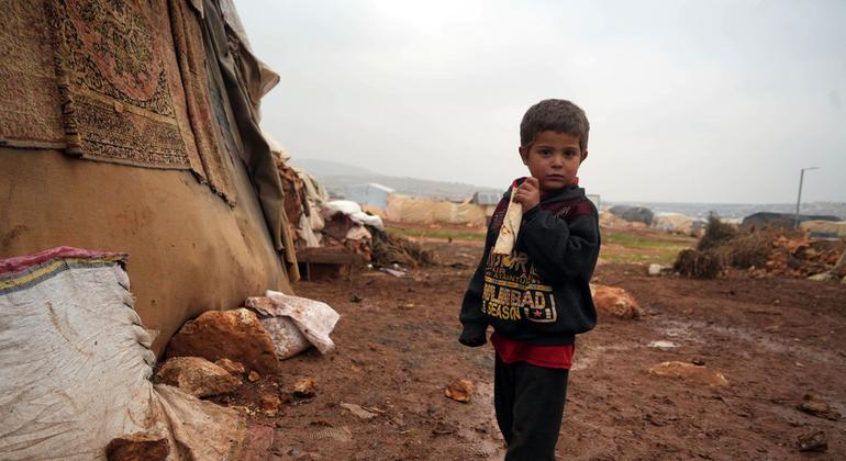 Un jeune garçon se tient à l'extérieur d'un refuge dans un camp pour les personnes déplacées dans le nord de la Syrie.