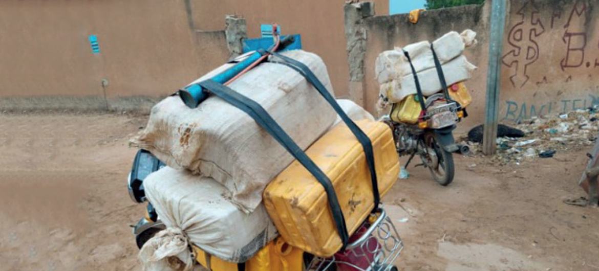 موتورسیکلت هایی که سوخت قاچاق را در دوسو، نیجر، نزدیک مرز نیجریه حمل می کنند.