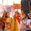 दुनिया को नारंगी रंग में रंगें: बांग्लादेश में महिला मज़बूती के लिए एक जुलूस.