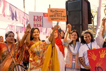 Grupo reunido no centro cultural Cox's Bazaar, em Bangladesh, durante a campanha 16 Dias de Ativismo da ONU Mulheres