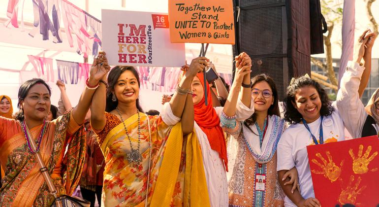 दुनिया को नारंगी रंग में रंगें: बांग्लादेश में महिला मज़बूती के लिए एक जुलूस.