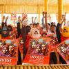 Des femmes et des hommes de Cox's Bazar au Bangladesh participent à un événement Orange the World pour mettre fin à la violence contre les femmes.