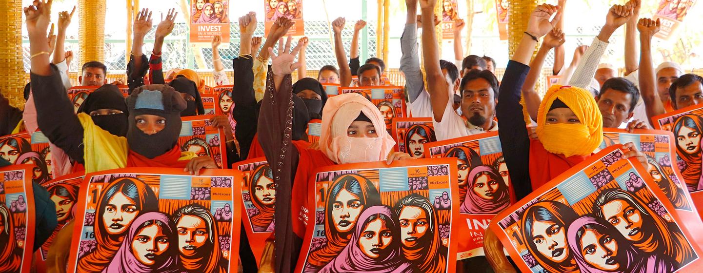 Des femmes et des hommes de Cox's Bazar au Bangladesh participent à un événement Orange the World pour mettre fin à la violence contre les femmes.