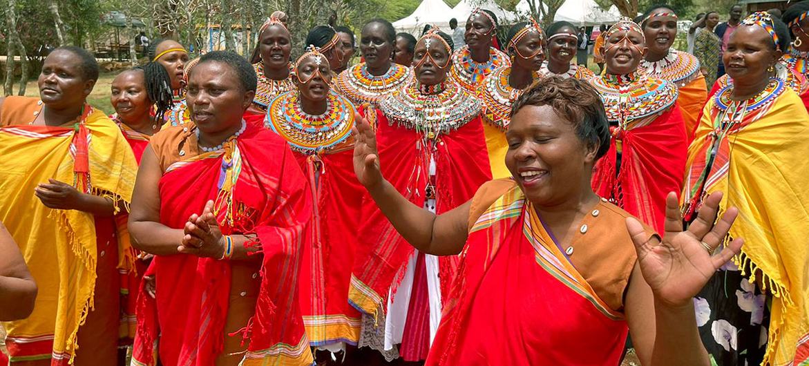 人们参加庆祝活动，纪念肯尼亚桑布鲁和埃尔贡山地区长老委员会签署结束女性生殖器切割做法的宣言。