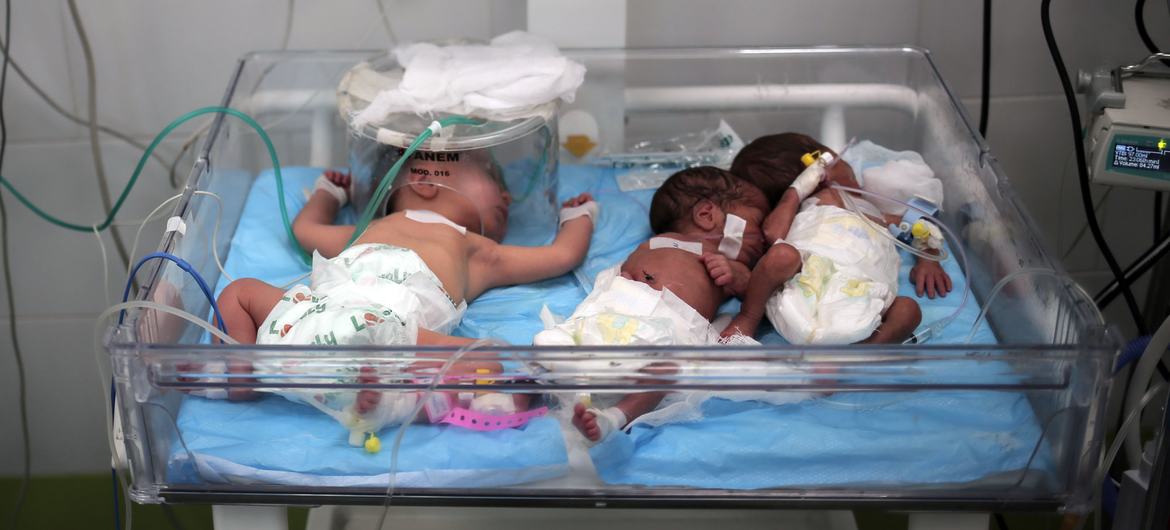 Bebés son atendidos en incubadoras en Rafah, en el sur de la Franja de Gaza (archivo).