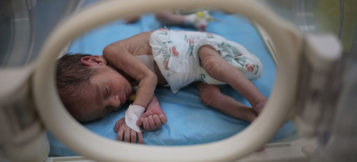 Le 5 mars 2024, l'UNICEF et ses partenaires ont livré 23 couveuses aux hôpitaux de Rafah, dans le sud de Gaza.