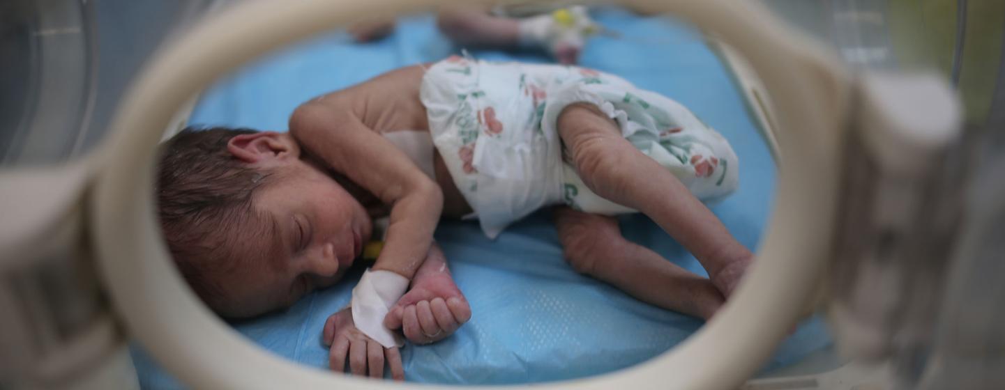 2024 年 3 月 5 日，联合国儿童基金会及其合作伙伴向加沙南部拉法的医院运送了 23 个保育箱。