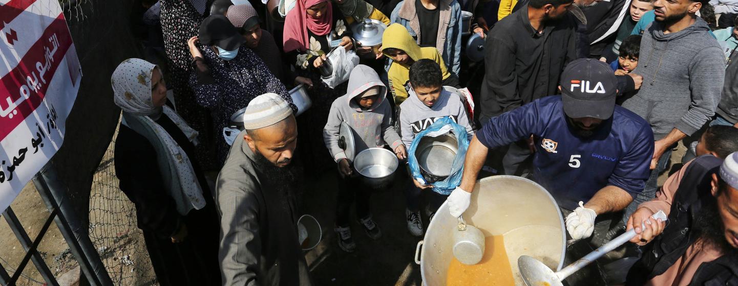 Des habitants de Gaza font la queue pour obtenir de la nourriture.