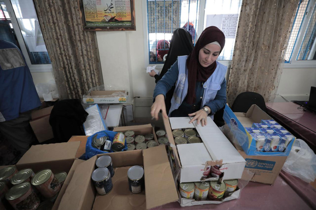 Une employée de l'UNRWA prépare de la nourriture destinée à être distribuée à Gaza (photo d'archives).