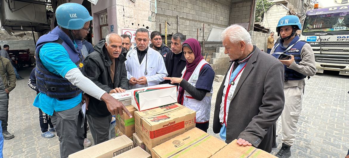 今年早些时候，世卫组织在联合国派往加沙北部阿瓦达医院的一次任务中运送基本医疗物资(资料图片)。