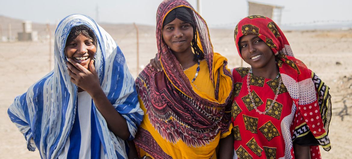 Três amigas da região de Afar, na Etiópia, que estão lutando contra a mutilação genital feminina