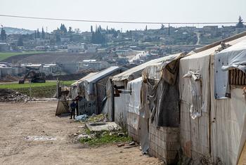 Abrigos temporários ficam na zona rural de Aleppo, na Síria. Uma em cada cinco pessoas deslocadas pela guerra na país está vivendo em abrigos improvisados ou em condições precárias