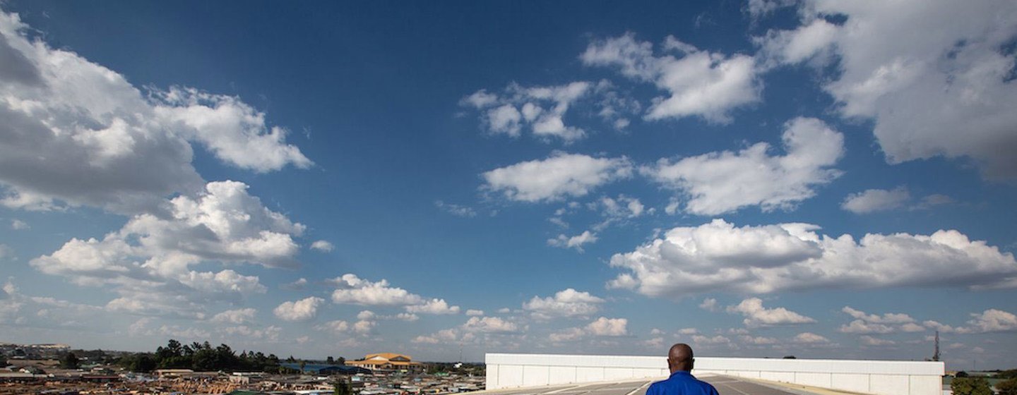 Un ténico revisa los páneles solares de un edificio en Zambia.