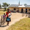 Des panneaux solaires fournissent des sources d'énergie rentables, durables et fiables, dans un centre de santé du district de Shibuyunji, en Zambie.