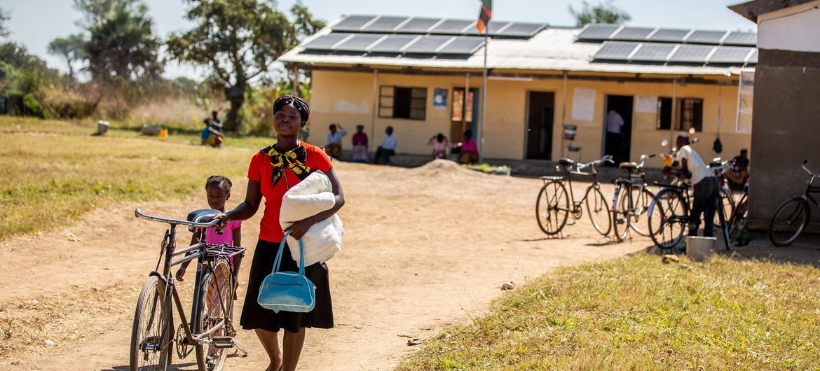 Des panneaux solaires fournissent des sources d'énergie rentables, durables et fiables, dans un centre de santé du district de Shibuyunji, en Zambie.