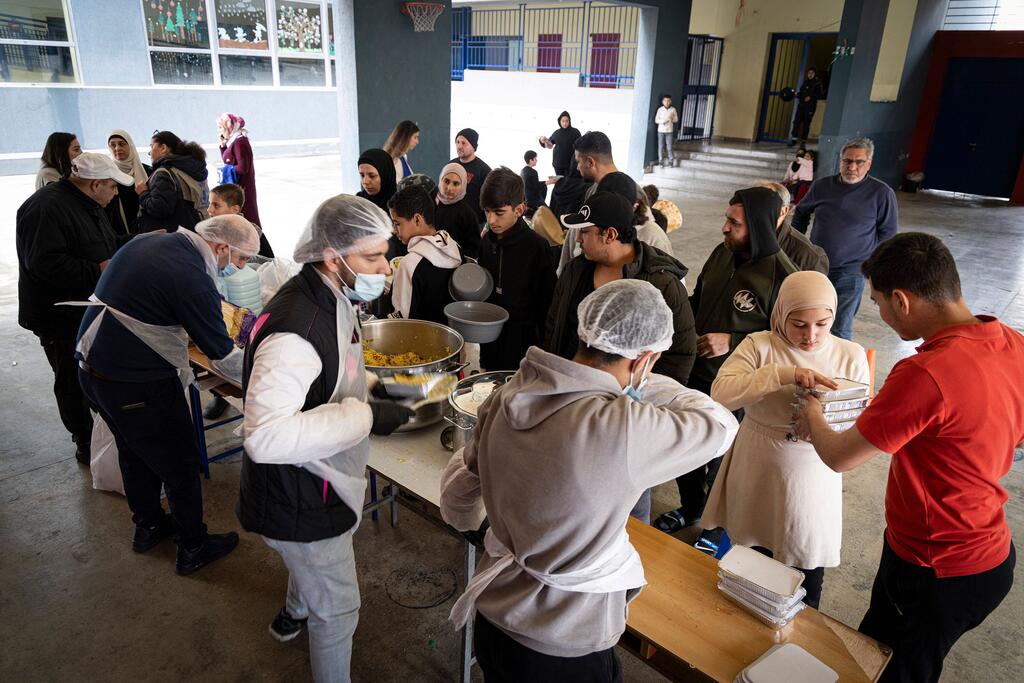 Se distribuyen comidas calientes a las familias desplazadas en Trípoli, Líbano.