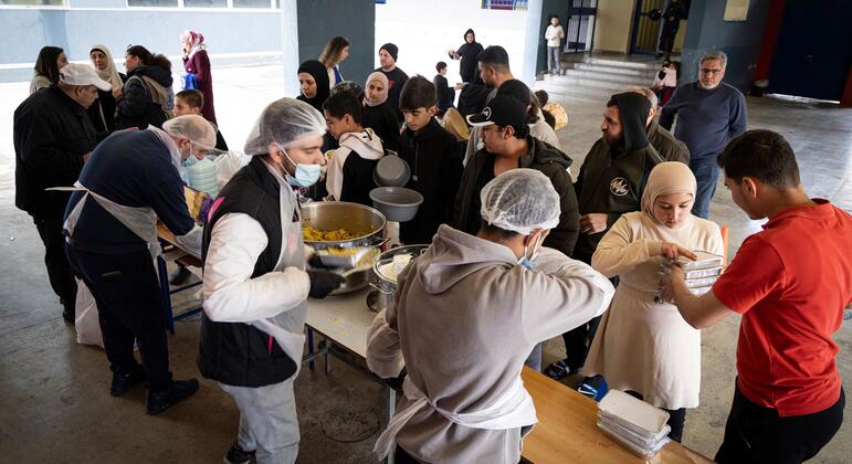 Se distribuyen comidas calientes a las familias desplazadas en Trípoli, Líbano.