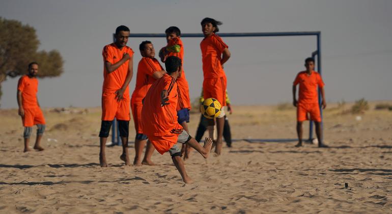 Jugadores en un torneo de fútbol para desplazados en Ma'rib (Yemen)