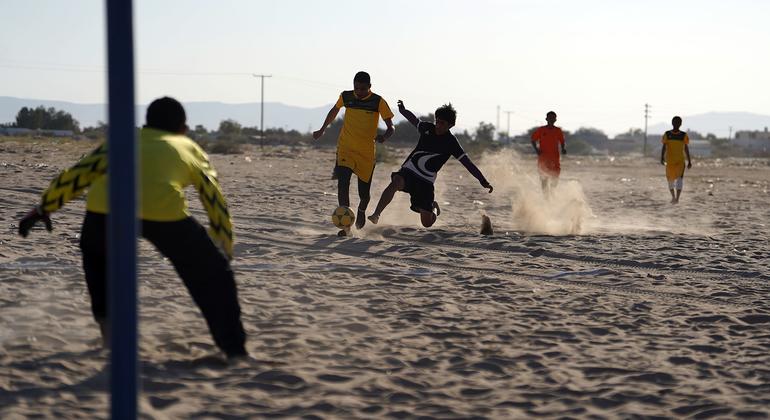 Jugador en un torneo de fútbol para desplazados en Ma'rib (Yemen)