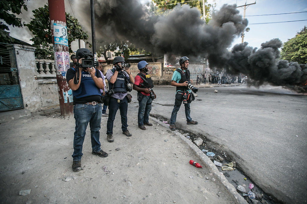Periodistas haitianos y extranjeros documentan los disturbios en Puerto Príncipe, Haití. (archivo)