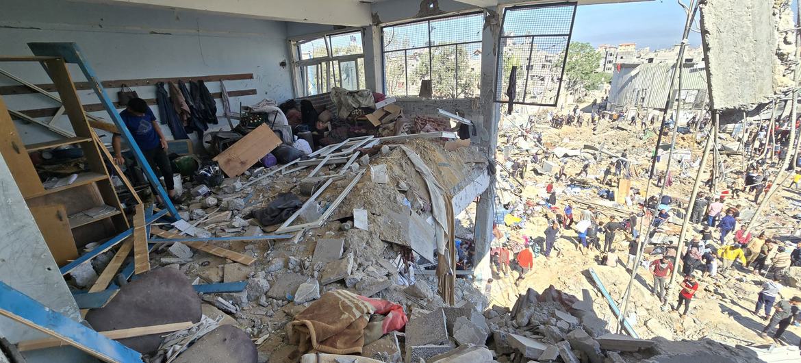 Consequências do ataque aéreo israelense de 6 de maio a uma escola da Unrwa transformada em abrigo em Al Bureij, Gaza, onde 30 pessoas foram mortas, entre elas mulheres e crianças