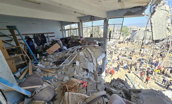Consecuencias de un ataque aéreo israelí el 6 de mayo contra una escuela de la UNRWA convertida en refugio en Al Bureij, Gaza, donde se informó de la muerte de 30 personas, entre ellas mujeres y niños.