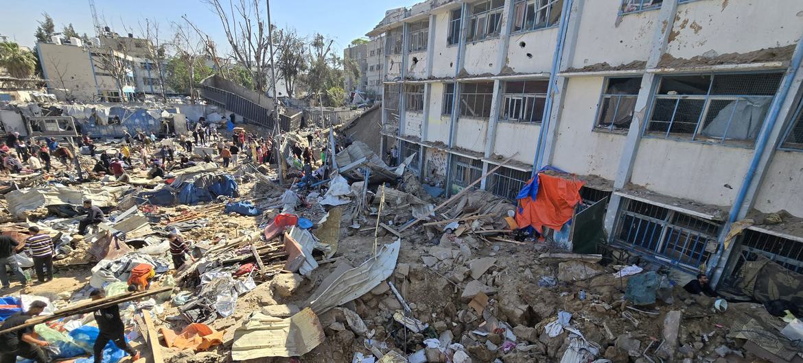 Une école de l'UNRWA transformée en refuge à Al Bureij, à Gaza, est en ruines après une attaque en mai.