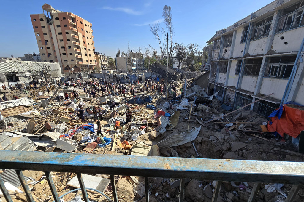 Consecuencias de un ataque aéreo israelí el 6 de mayo contra una escuela de la UNRWA convertida en refugio en Al Bureij, Gaza, donde se informó de la muerte de 30 personas, entre ellas mujeres y niños.
