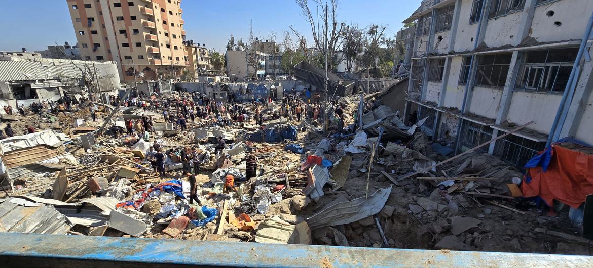 Consecuencias de un ataque aéreo israelí el 6 de mayo contra una escuela de la UNRWA convertida en refugio en Al Bureij, Gaza, donde se informó de la muerte de 30 personas, entre ellas mujeres y niños.